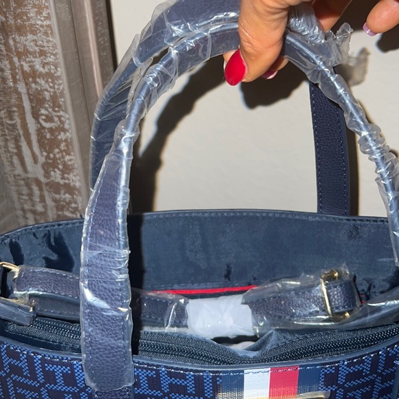 Sold elsewhere TOMMY HILFIGER Women Navy Waverly All
Over Monogram Print - Picture 7 of 12
